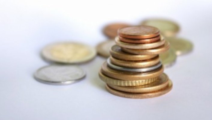 Cursul a coborât spre 4,37 lei/euro, în linie cu regiunea
